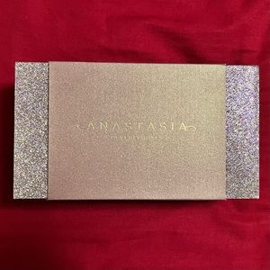 *NWT* Anastasia Beverly Hills Vault